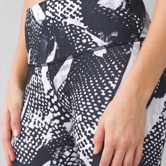 🖤 Lululemon Black & White Leggings 🖤 - Picture 4 of 8